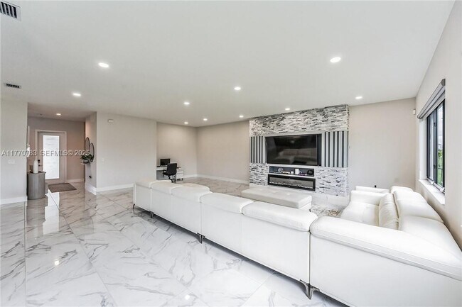 Building Photo - 4761 Sophia Dr