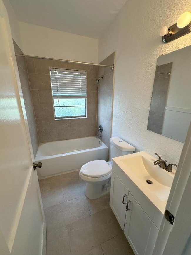 Building Photo - 215 S Seacrest Blvd