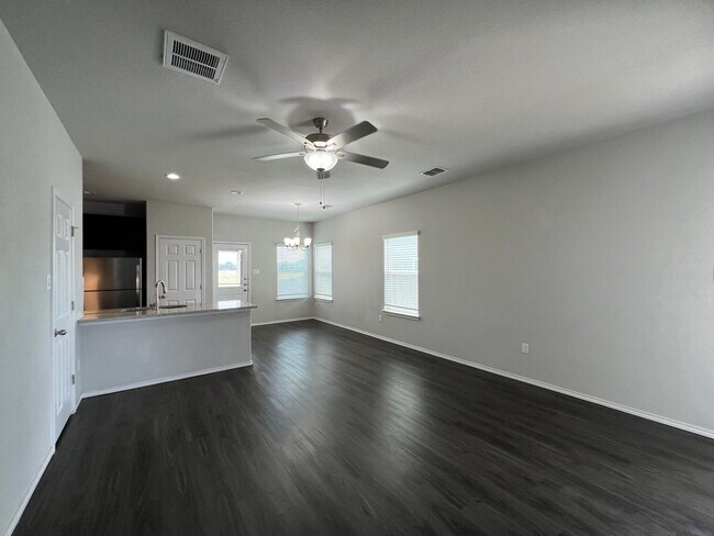 Building Photo - Luxury 3/2 Townhouse in Seguin, Texas