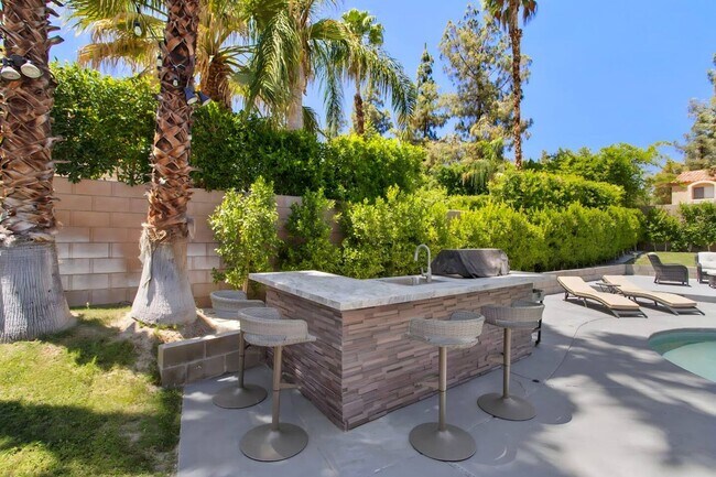 Building Photo - Pool Home in Palm Desert