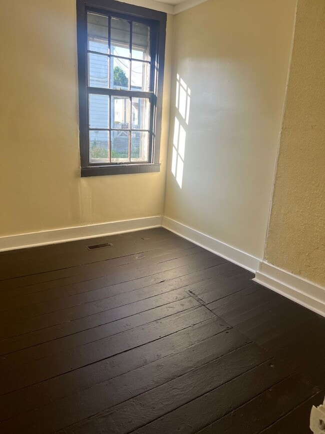 Building Photo - 3 bedroom house