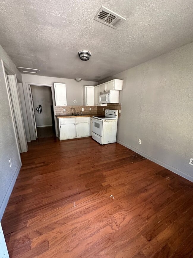 Building Photo - 2 BEDROOM 1 BATH HOUSE ALL ELECTRIC CENTRAL HEAT & AIR HAS STACK WASHER/DRYER CONNECTION.