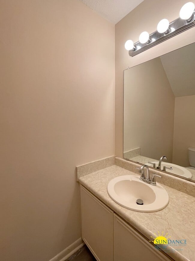 Building Photo - Great Centrally Located 2 Bedroom Townhous...