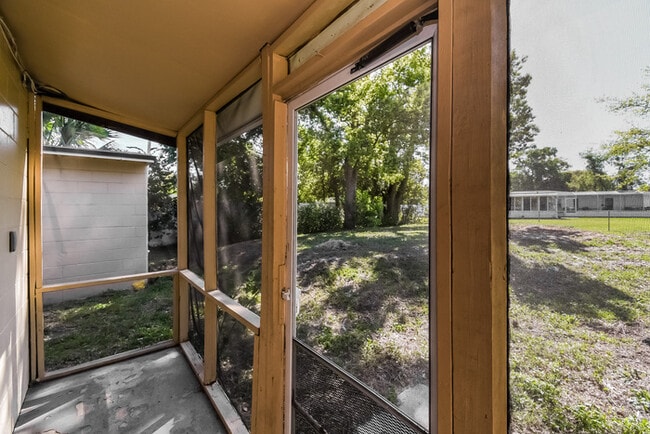 Building Photo - 7909 Caxton Cir W