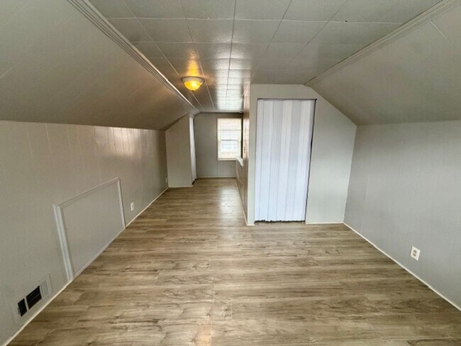 Building Photo - 3 Bedroom 1 Bath Welcome Section 8 Call 313-429-3244 Kpm Detroit