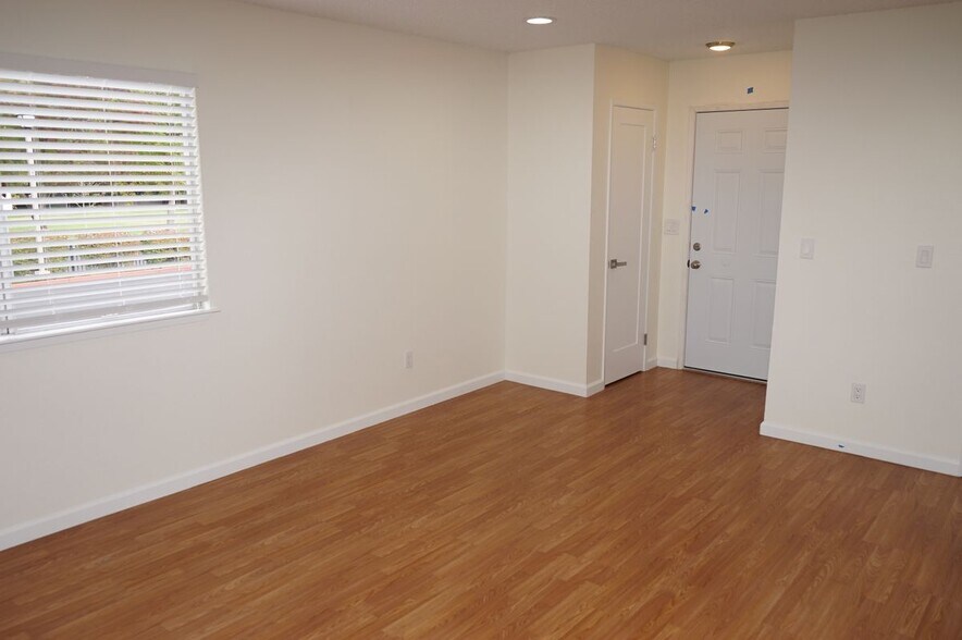 Building Photo - 547 Tawny Dr