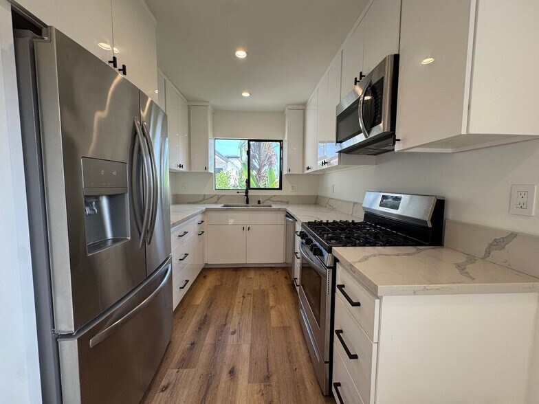 Building Photo - 1347 N Stanley Ave