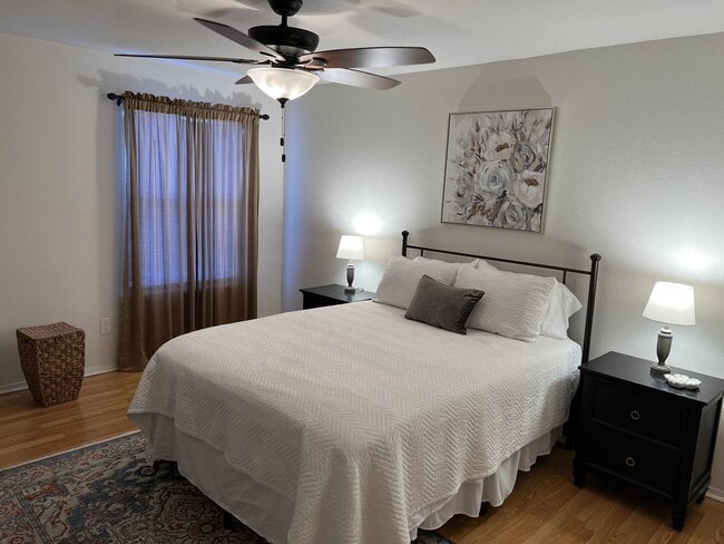 Building Photo - Wow! Private cozy corner upstairs home.