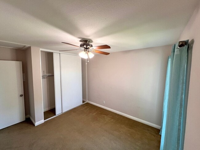 Building Photo - 3-bedroom, 2.5-bath Hampton Court Home Nea...