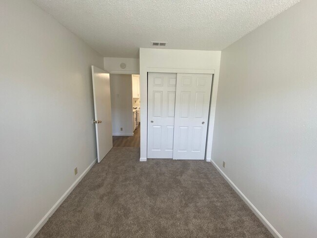 Building Photo - Remodeled 2 Bedroom Apartment - La Tierra Garden Apartements