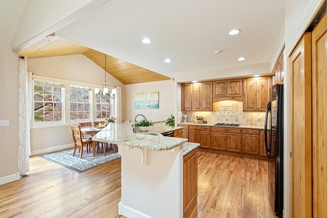 Building Photo - Gorgeous 4 Bedroom Townhome located in Gated Broadmoor Community