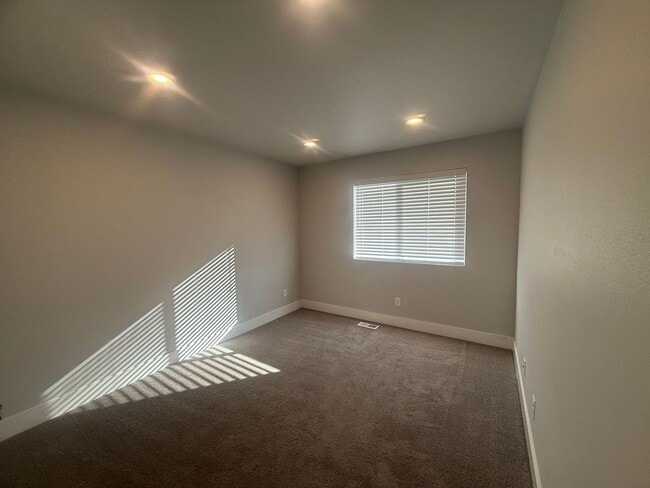 Building Photo - Beautiful 3-Bedroom + Bonus Loft Home in B...