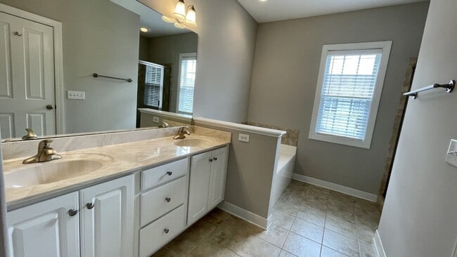 Building Photo - Updated Townhome with Garage & Screened in...