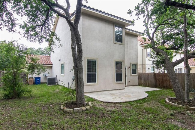 Building Photo - 15400 Interlachen Dr