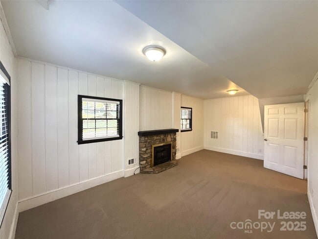 Building Photo - 1127 Queensgate St