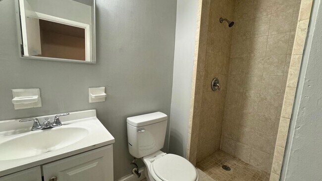 Building Photo - 3 Bed, 2 Bath Corner Lot Home!