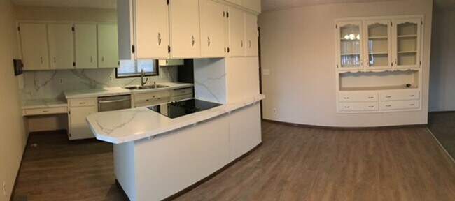 Building Photo - $2,495 / 4BR, 3.5BA Liberty Lake Executive...