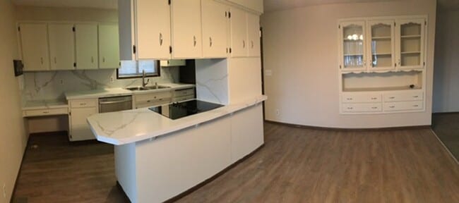 Building Photo - $2,595 / 4BR, 3.5BA Liberty Lake Executive...