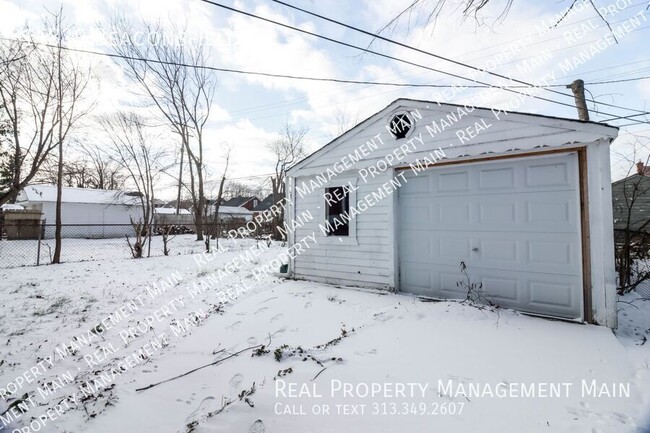 Building Photo - Charming Detroit Home with Spacious Interi...