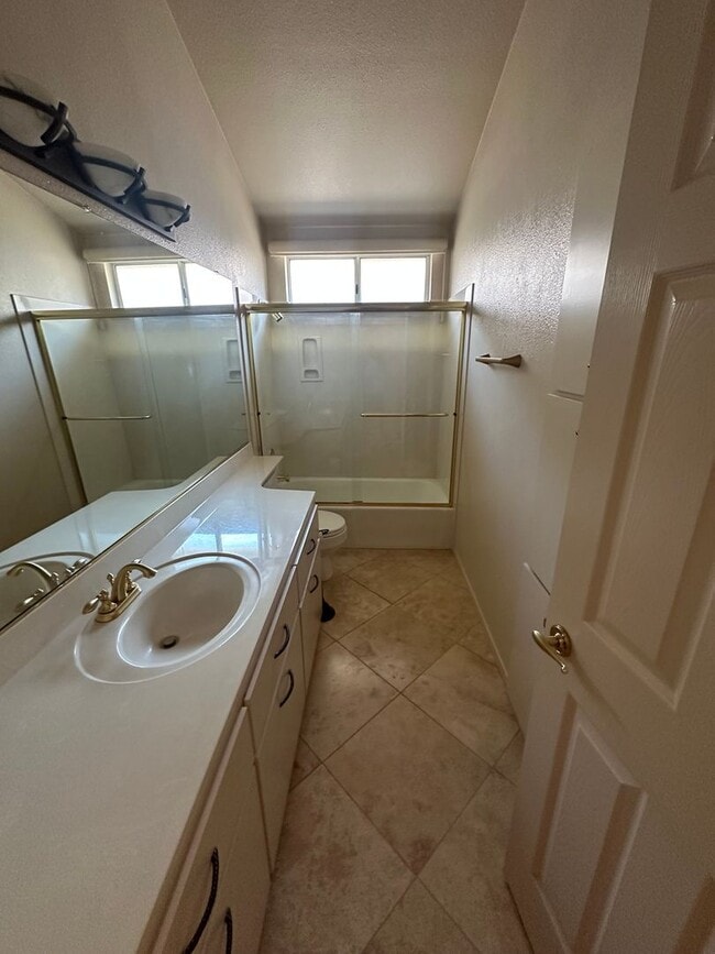 Building Photo - Beautiful 3 bedroom!