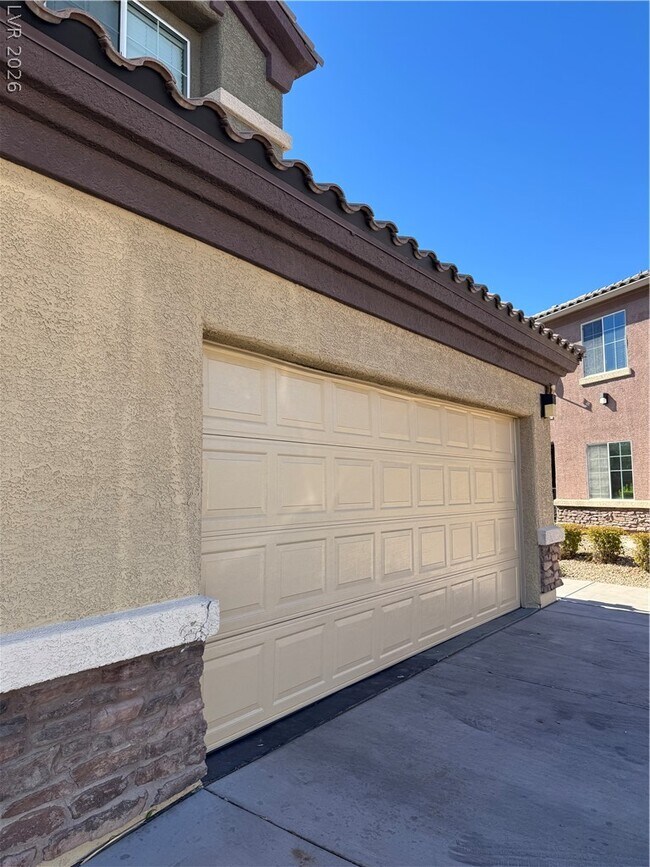 Building Photo - 6868 Sky Pointe Dr