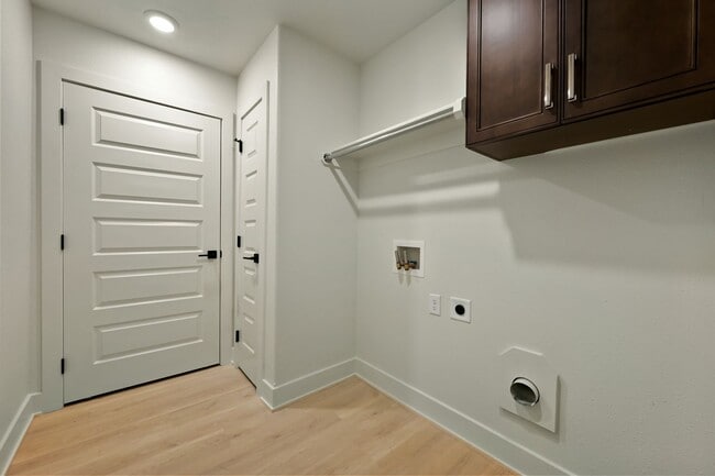 Building Photo - Stunning 2-bedroom, 2-bathroom, 2-car Townhome In Raymore MO