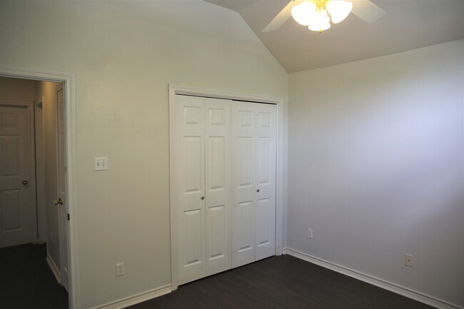 Building Photo - 3510 Vienna Dr