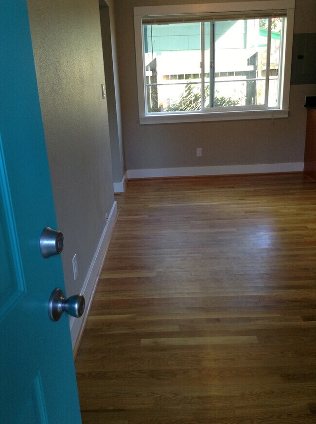 Building Photo - Lower 1 bed, off street parking, hardwoods...