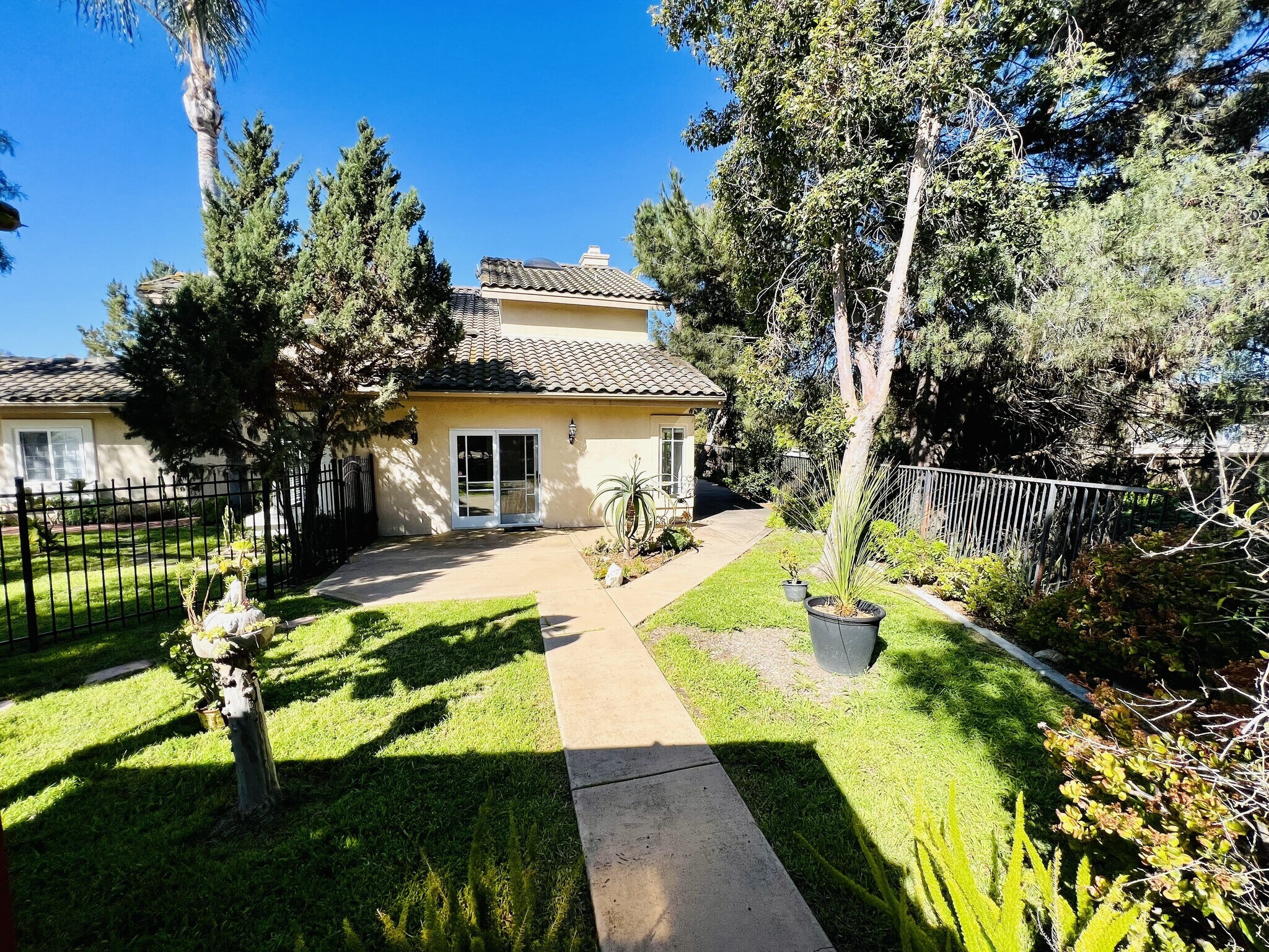 Very quiet serene backyard - 601 Aliento Ct