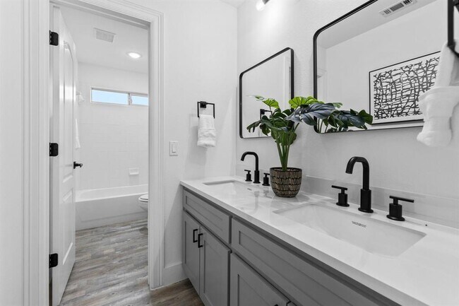 Building Photo - 10909 River Plantation Dr
