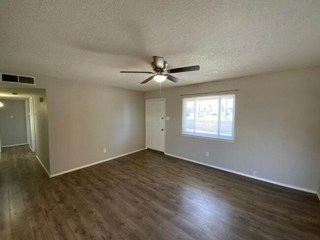 Building Photo - 3 Bedroom Single Story Home Available Near...