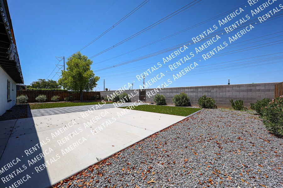 Building Photo - 2902 W Straford Dr