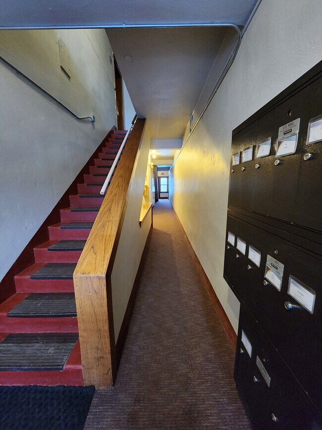Building Photo - 810 9th Ave