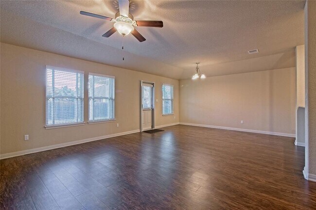 Building Photo - 713 Hedgewood Dr