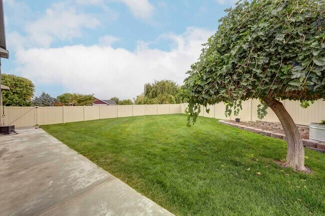 Building Photo - 15495 Blue Sky Ave