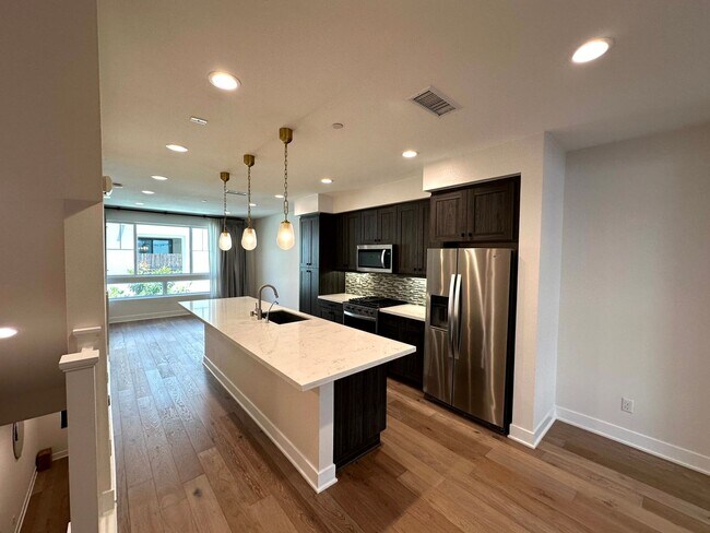 Building Photo - Fantastic 3 Story Townhome - 2 bedrooms - ...