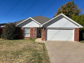 Building Photo - Beautiful 3 bedroom 2 bath brick home