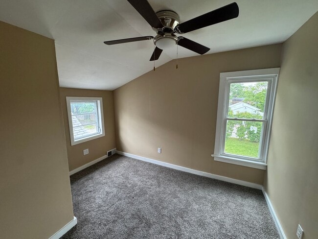 Building Photo - Charming 4 Bedroom Home in Convenient Rock Island Location