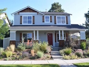 Building Photo - 3 Bed 2.5 Bath Home in desirable location!