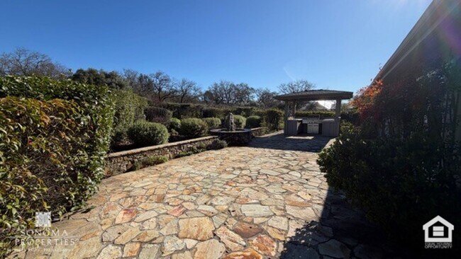 Building Photo - Stunning 3 Bedroom / 3 Bathroom Home Surrounded by Vineyards & Breathtaking Views