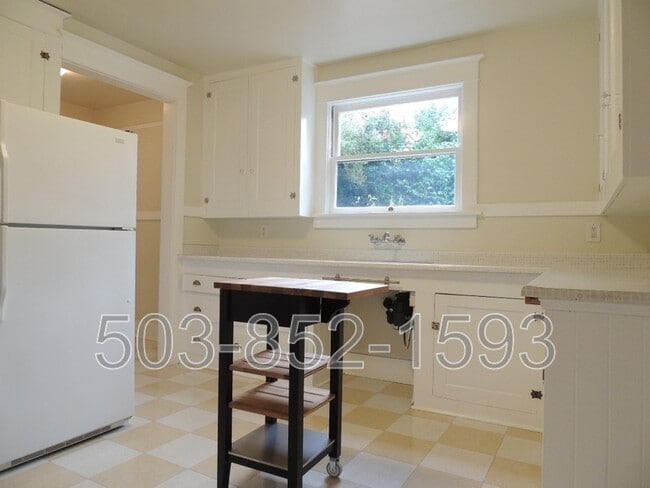 Building Photo - 122 SE 60th Ave