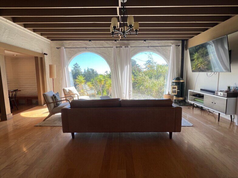 Living room - 3333 Fern Flat Rd