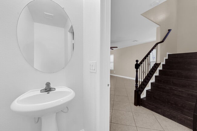 Building Photo - Beautiful 3-bedroom, 2.5-bathroom home loc...