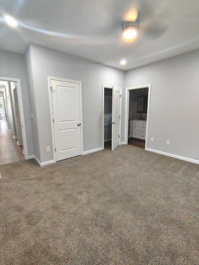 Building Photo - 1061B Pinecrest Ave NW
