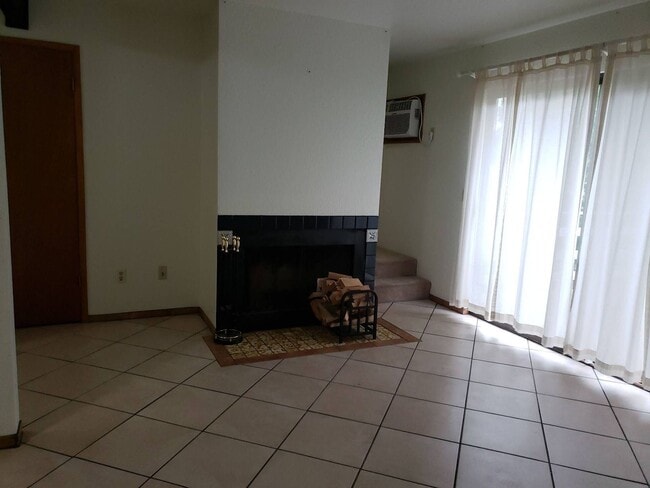 Building Photo - 2005 NE Terre View Dr