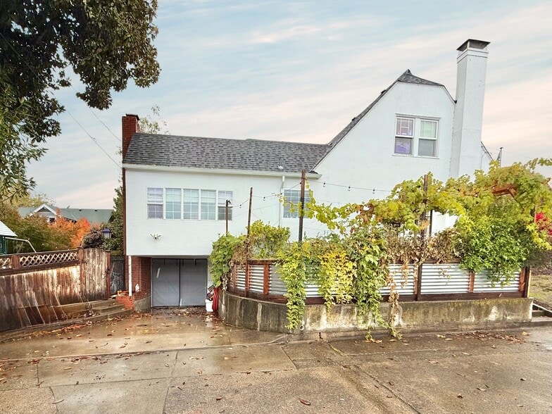 Building Photo - 342 W Chapman Ave