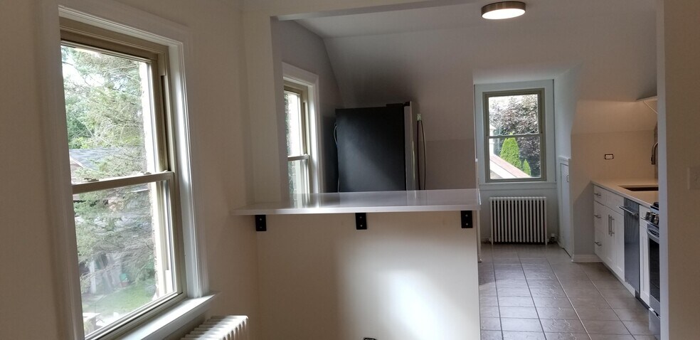 Unit 2 - 679 Park Ave W