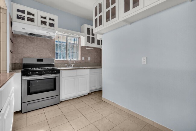 Building Photo - 640 E 54th St