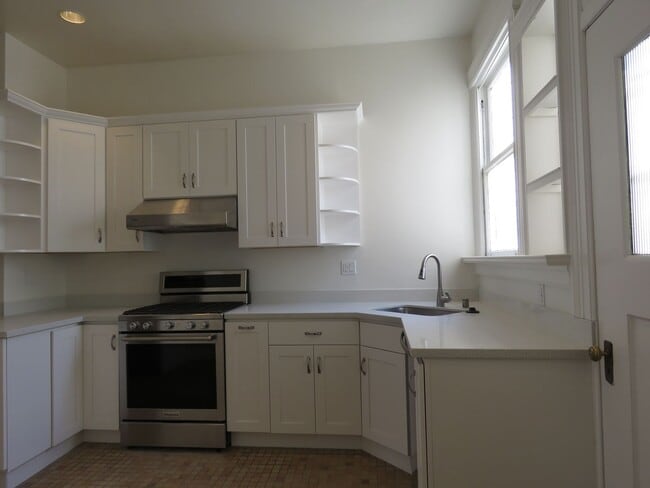 Building Photo - Huge and Beautiful Classic Top Floor Condo