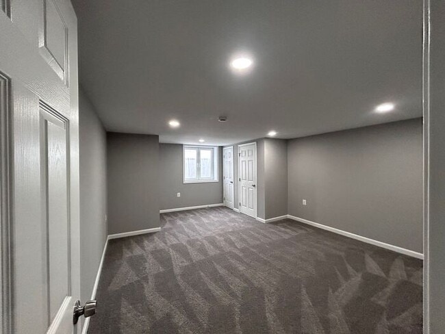 Building Photo - 4 Bedroom Single Family House